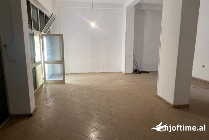 Jepet me qera Ambient Komercial per Dyqan, Zyre, Magazine ose Kopsht ne Myslym Shyri, Tirane