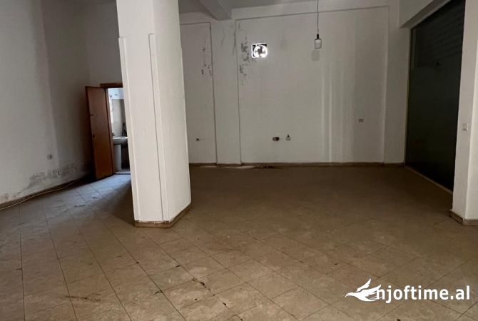 Jepet me qera Ambient Komercial per Dyqan, Zyre, Magazine ose Kopsht ne Myslym Shyri, Tirane