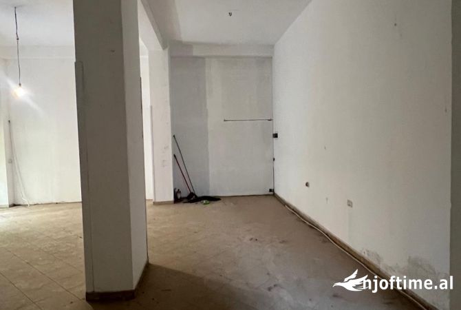 Jepet me qera Ambient Komercial per Dyqan, Zyre, Magazine ose Kopsht ne Myslym Shyri, Tirane