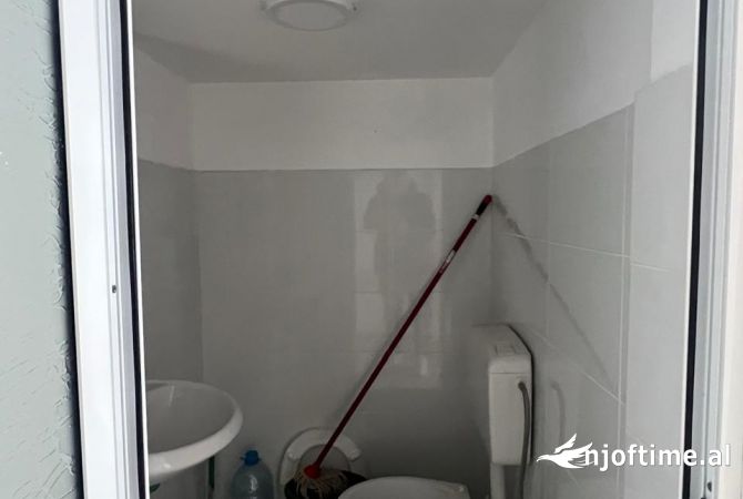 Jepet me qera Ambient Komercial per Dyqan, Zyre, Magazine ose Kopsht ne Myslym Shyri, Tirane