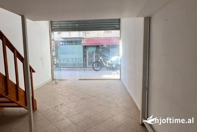 Jepet me qera Ambient Komercial per Dyqan, Zyre, Magazine ose Kopsht ne Myslym Shyri, Tirane