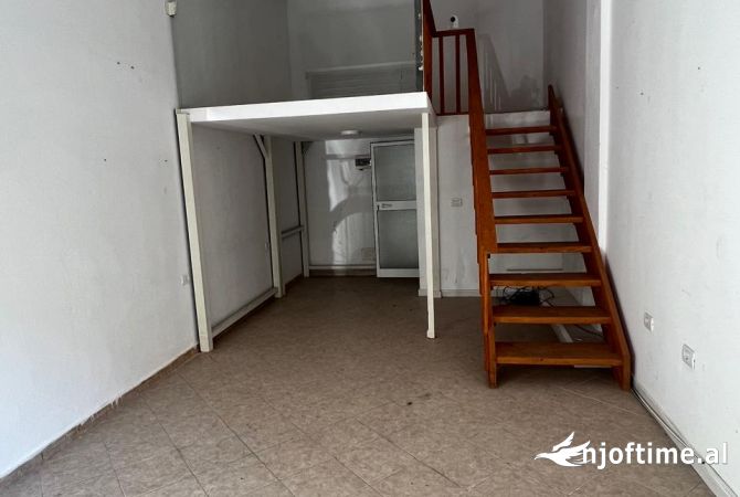 Jepet me qera Ambient Komercial per Dyqan, Zyre, Magazine ose Kopsht ne Myslym Shyri, Tirane