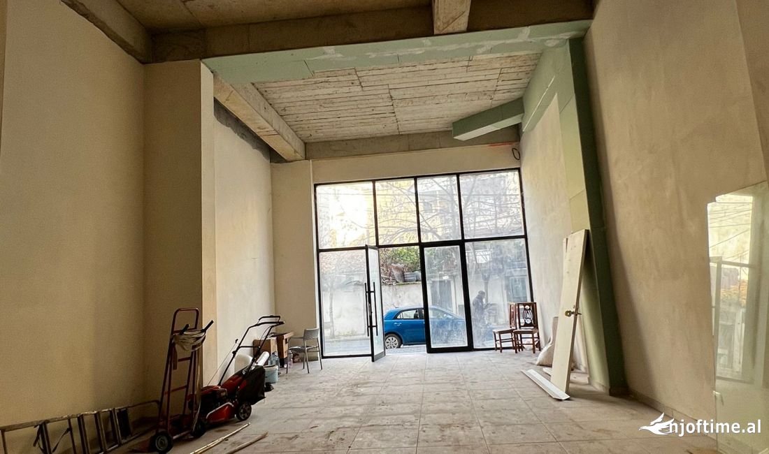 Jepet me qera Ambient Komercial direkt ne rruge kryesore ne katin zero prane Pazarit te Ri, Tirane