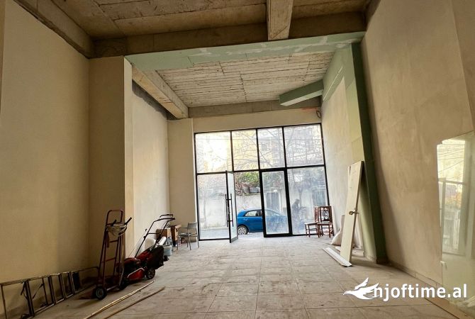 Ambiente Commerciale in Affitto 1+1 a Tirana - 170,000 Leke