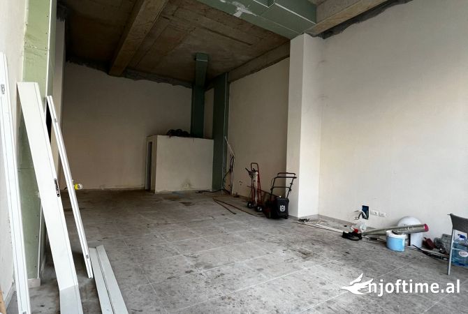 Ambiente Commerciale in Affitto 1+1 a Tirana - 170,000 Leke