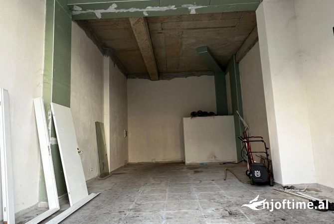 Ambiente Commerciale in Affitto 1+1 a Tirana - 170,000 Leke