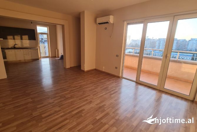 Ambiente Commerciale in Affitto 3+1 a Tirana - 800 Euro
