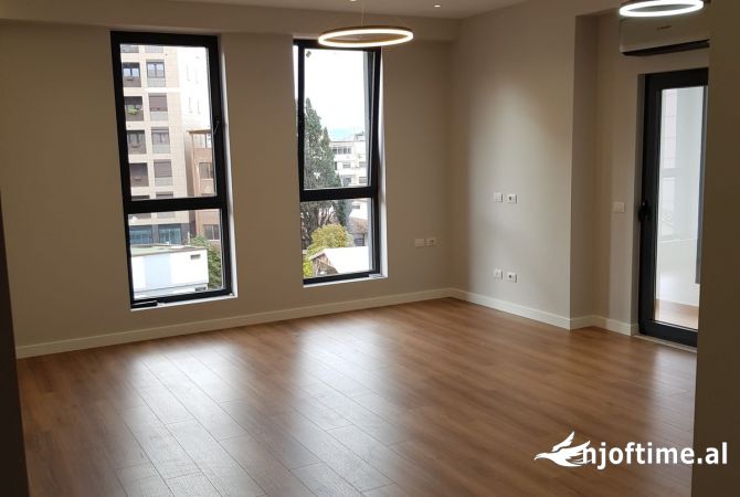 Ambiente Commerciale in Affitto 3+1 a Tirana - 1,000 Euro