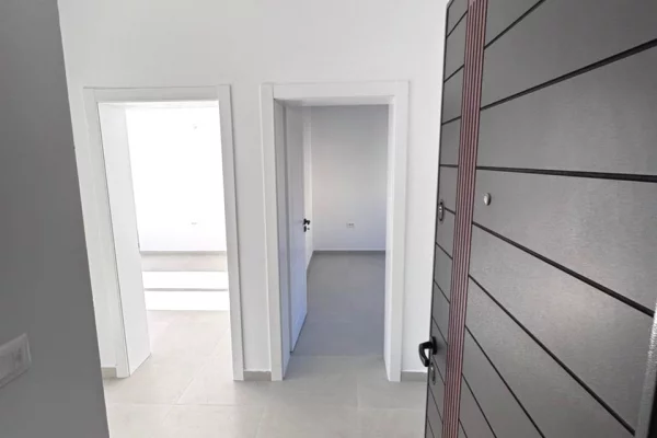 Ambient biznesi me qera 3+1 ne Tirane - 1,000 Euro