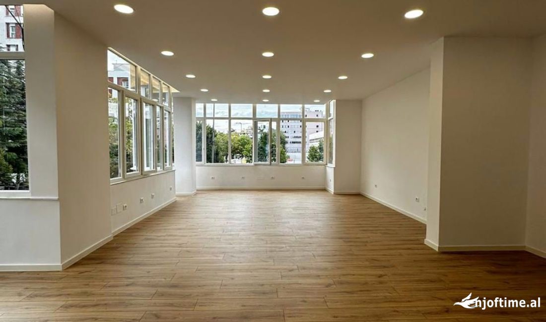 AMBIENT BIZNESI NE SHITJE TEK RR. SALI BUTKA / PRANE ARLIS SQUARE 21