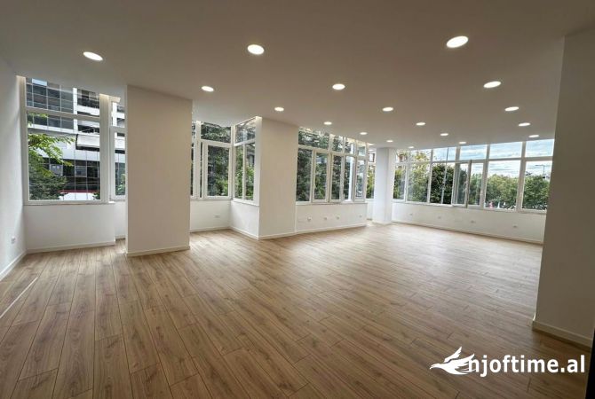 AMBIENT BIZNESI NE SHITJE TEK RR. SALI BUTKA / PRANE ARLIS SQUARE 21