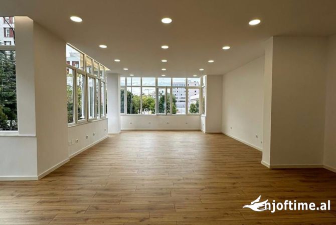 AMBIENT BIZNESI NE SHITJE TEK RR. SALI BUTKA / PRANE ARLIS SQUARE 21