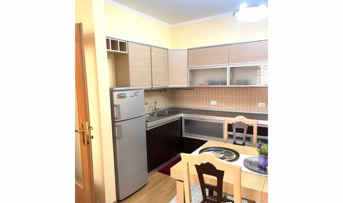 Shtepi me qera Apartament ne Tirane, 2+1, Mobilimi E mobiluar, Pagesa 700  Euro.