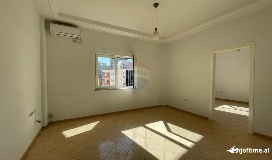 Shtepi ne shitje Apartament ne Tirane, 1+1, Mobilimi Bosh, pa mobiluar, Pagesa 165,000  Euro.