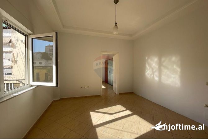 Shtepi ne shitje Apartament ne Tirane, 1+1, Mobilimi Bosh, pa mobiluar, Pagesa 165,000  Euro.