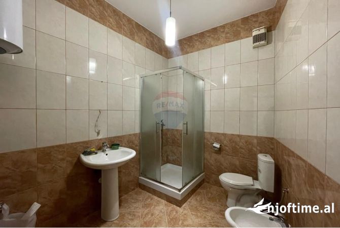 Shtepi ne shitje Apartament ne Tirane, 1+1, Mobilimi Bosh, pa mobiluar, Pagesa 165,000  Euro.