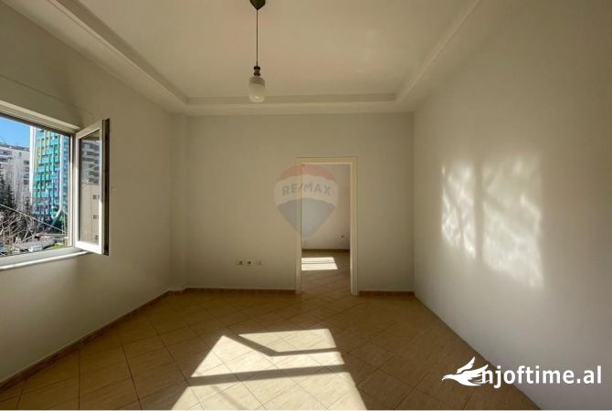 Shtepi ne shitje Apartament ne Tirane, 1+1, Mobilimi Bosh, pa mobiluar, Pagesa 165,000  Euro.