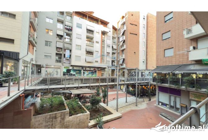 Ambiente Commerciale in Vendita 1+1 a Tirana - 125,000 Euro