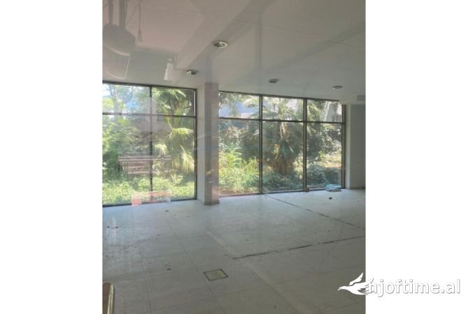 Ambiente Commerciale in Vendita 1+1 a Tirana - 125,000 Euro