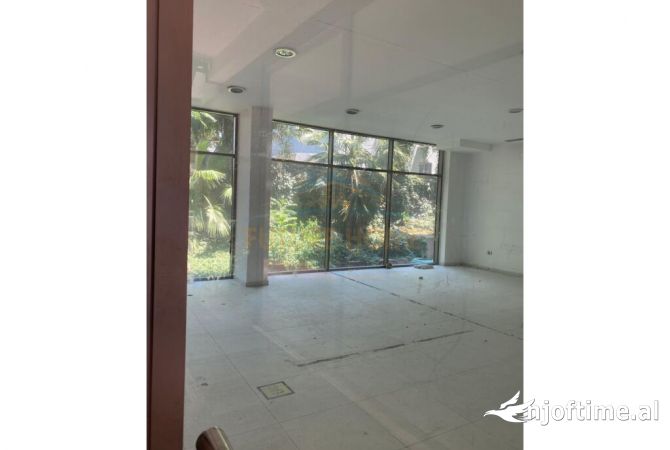 Ambiente Commerciale in Vendita 1+1 a Tirana - 125,000 Euro