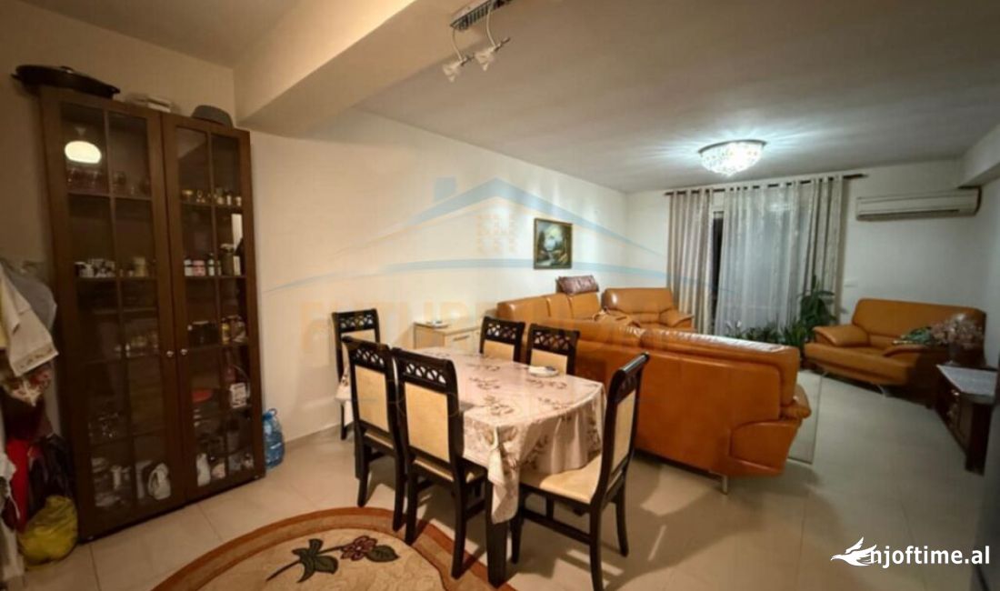 Shtepi ne shitje Apartament ne Tirane, 2+1, Mobilimi E mobiluar, Pagesa 125,000  Euro.