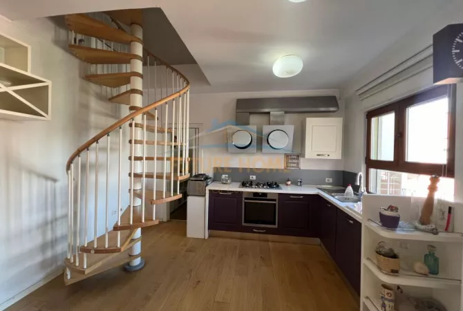 Shtepi me qera Duplex(shtepi me 2 kate) ne Tirane, 3+1, Mobilimi E mobiluar, Pagesa 800  Euro.