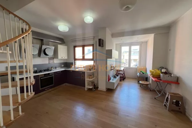 Shtepi me qera Duplex(shtepi me 2 kate) ne Tirane, 3+1, Mobilimi E mobiluar, Pagesa 800  Euro.