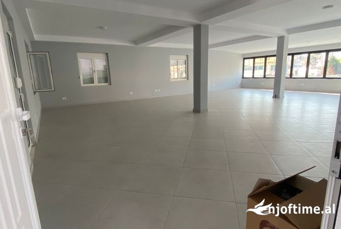 Ambiente Commerciale in Affitto 3+1 a Tirana - 45,000 Leke