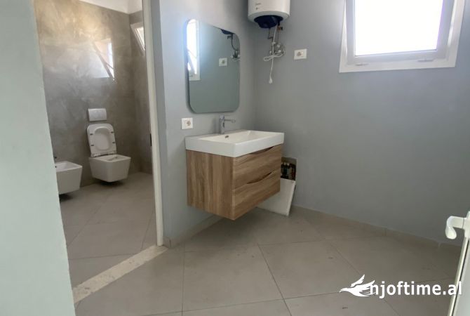 Ambiente Commerciale in Affitto 3+1 a Tirana - 45,000 Leke