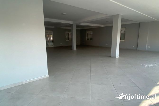 Ambiente Commerciale in Affitto 3+1 a Tirana - 45,000 Leke