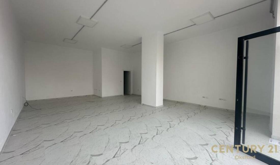 JAPIM ME QIRA AMBIENT KOMERCIAL TEK ISH FUSHA E AVIACIONIT!  Tirana, Albania Per Qira 500 Euro 