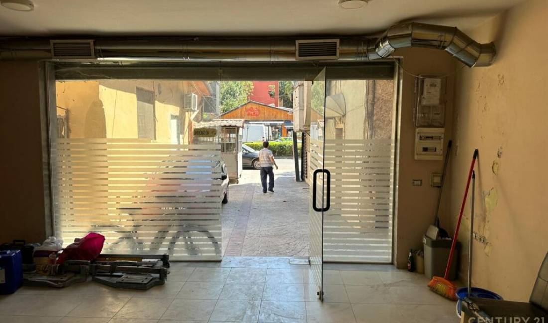 DYQAN BUZE RRUGE KRYESORE TEK RRUGA E KAVAJES !  Rruga e Kavajes Tirana, Albania Per Qira 1,000 Euro /M