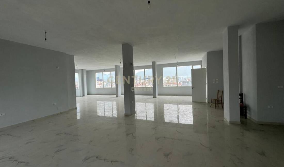 SELITE, JAPIM ME QIRA GODINE 3-KATESHE  Selite Tirana, Albania Per Qira 3,000 Euro /Muaj