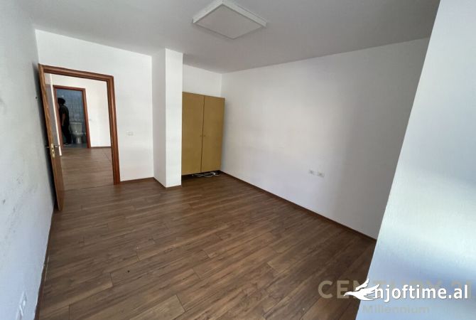 Zyra per Qira prane Gardes!!!  Rruga "Yanos Hunyadi" Tirana, Albania Per Qira 1,600 Euro /Mua