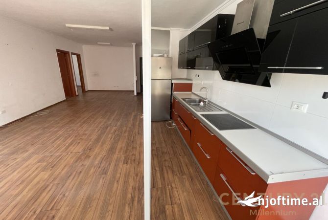 Ambiente Commerciale in Affitto 3+1 a Tirana - 1,600 Euro