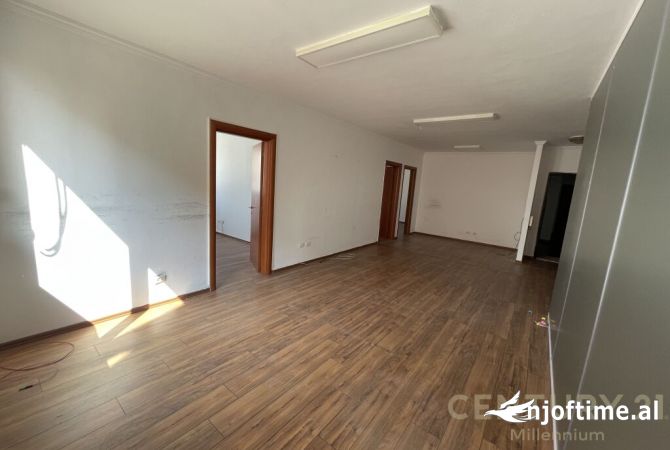 Ambiente Commerciale in Affitto 3+1 a Tirana - 1,600 Euro