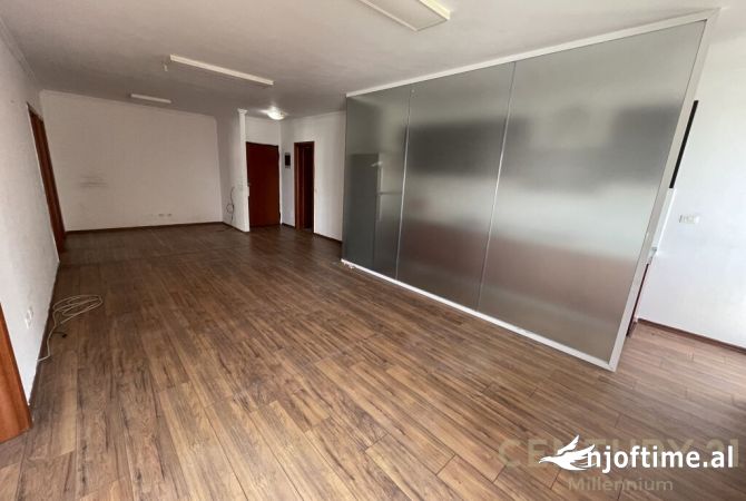 Ambiente Commerciale in Affitto 3+1 a Tirana - 1,600 Euro