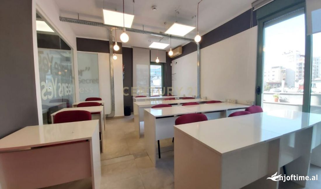 Apartament/Zyre 2+1 Per Qera Bllok  Tirana, Albania Terhequr 1,070 Euro /Muaj