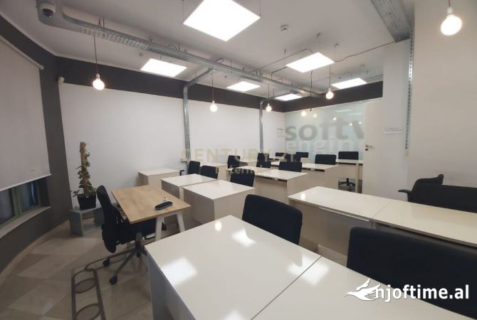 Ambiente Commerciale in Affitto 3+1 a Tirana - 1,070 Euro