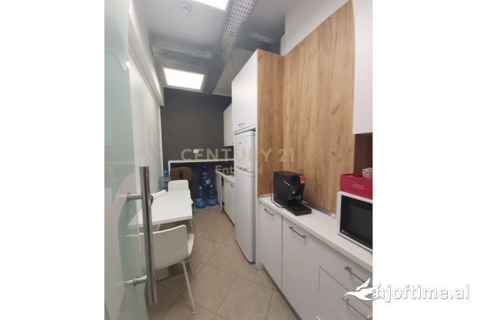Ambiente Commerciale in Affitto 3+1 a Tirana - 1,070 Euro
