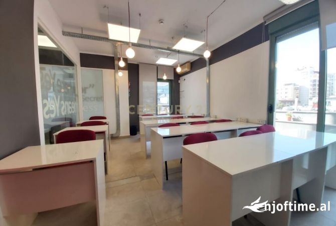 Ambiente Commerciale in Affitto 3+1 a Tirana - 1,070 Euro