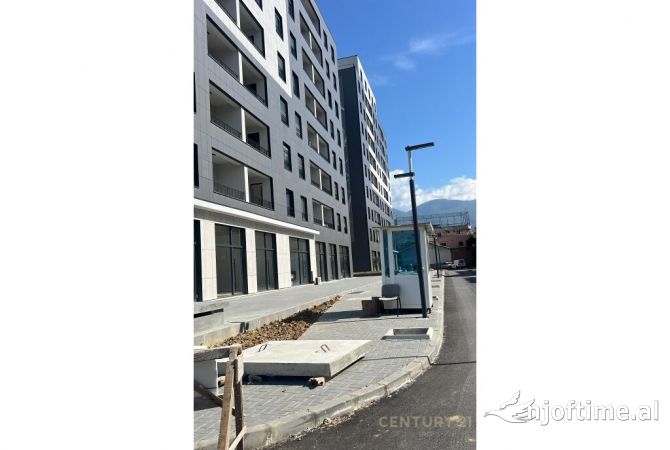 Ambiente Commerciale in Affitto 3+1 a Tirana - 700 Euro