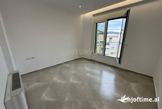 Ambiente Commerciale in Affitto 3+1 a Tirana - 1,600 Euro