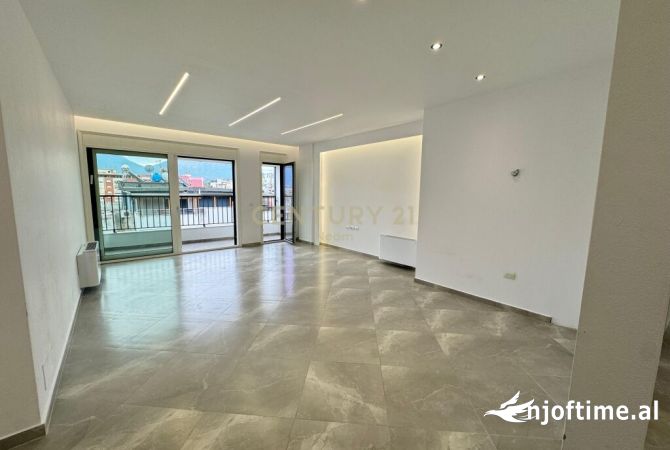 Ambiente Commerciale in Affitto 3+1 a Tirana - 1,600 Euro