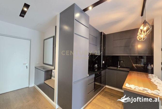 Ambiente Commerciale in Affitto 3+1 a Tirana - 2,000 Euro