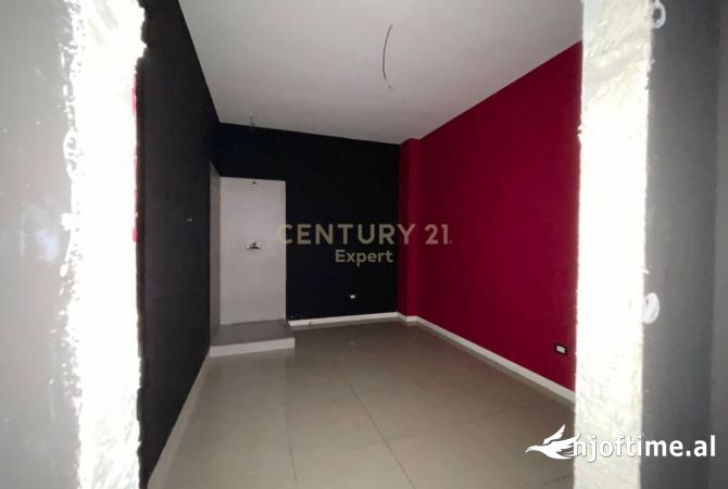 Ambiente Commerciale in Affitto 1+1 a Tirana - 800 Euro