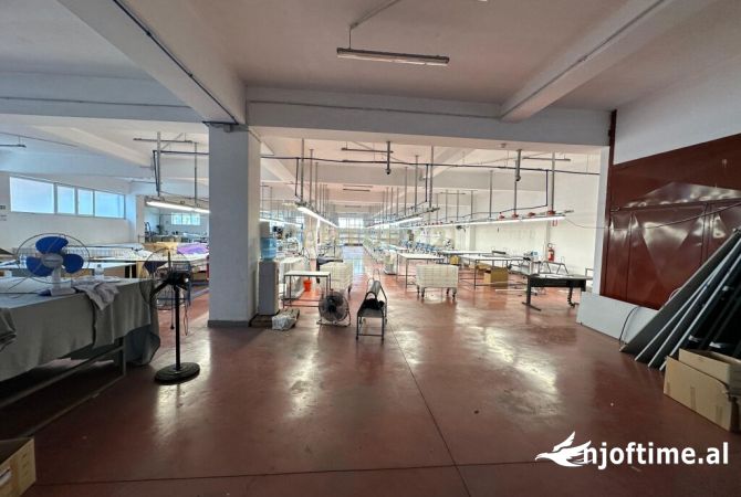 Ambiente Commerciale in Affitto 3+1 a Tirana - 6,400 Euro