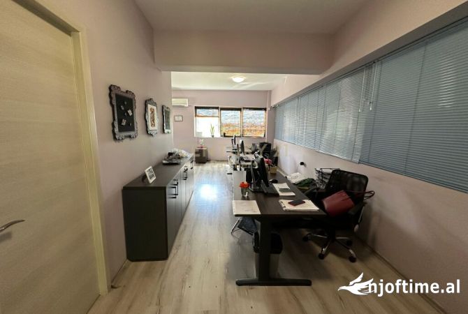 Ambiente Commerciale in Affitto 3+1 a Tirana - 6,400 Euro