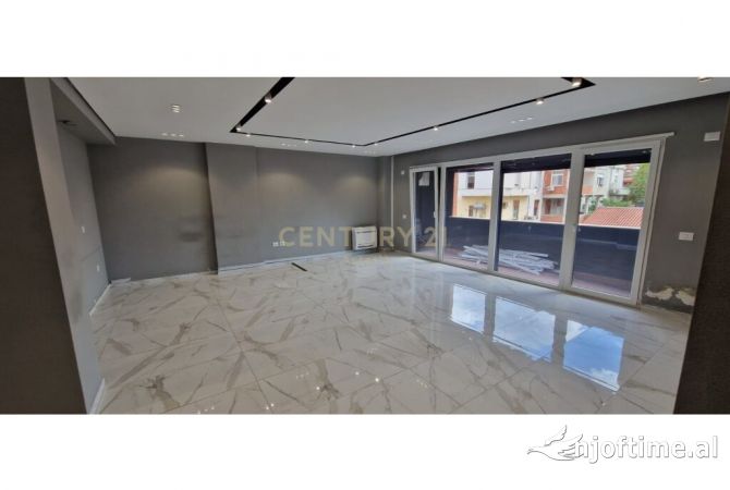 Ambiente Commerciale in Affitto 3+1 a Tirana - 1,800 Euro