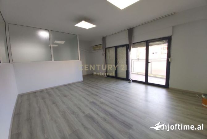 Ambiente Commerciale in Affitto 3+1 a Tirana - 1,200 Euro